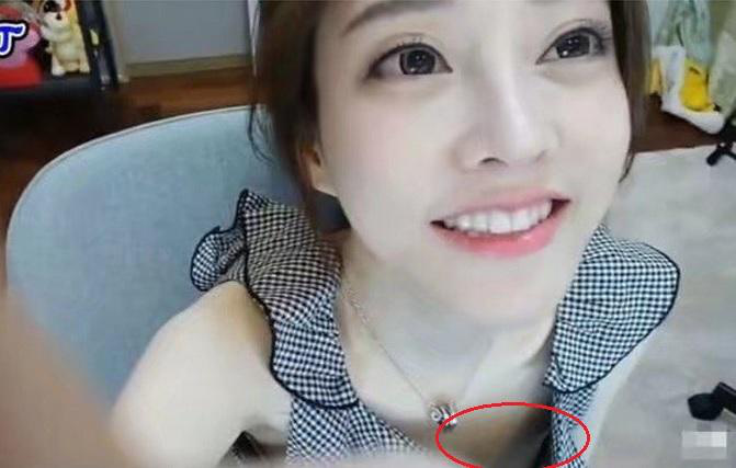 冯提莫直播间换装被封之前就差点走光_1