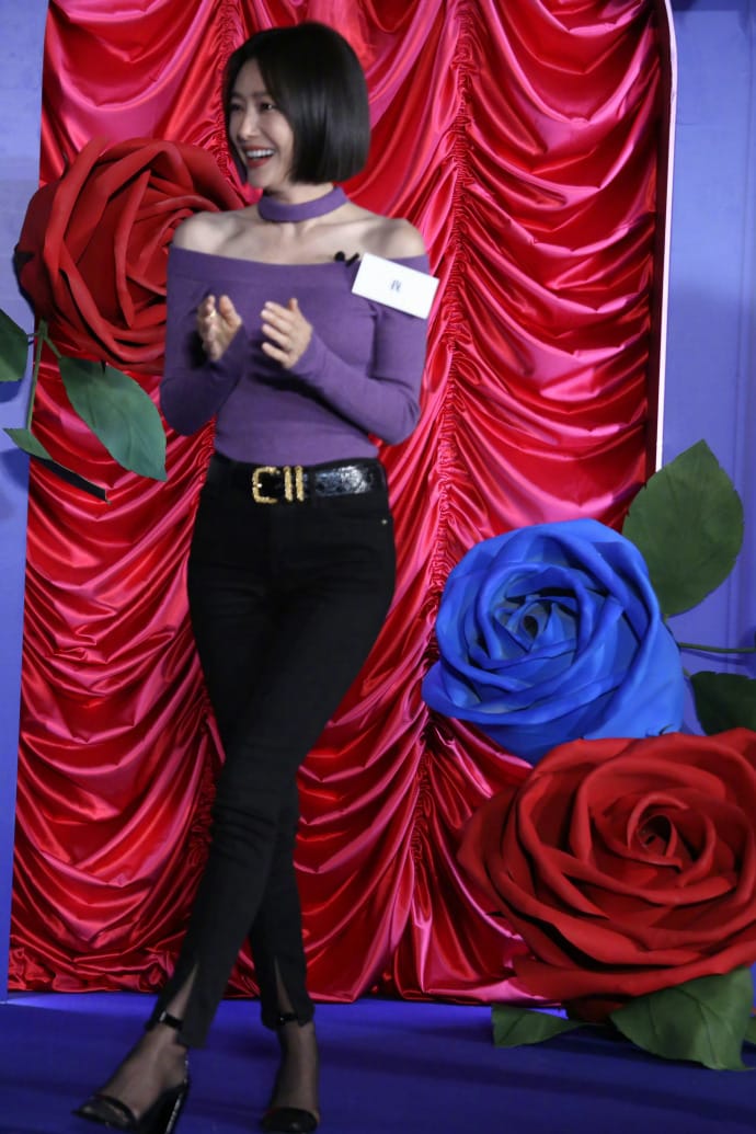 短发秦岚紫色毛衣裤里丝穿搭图片_4