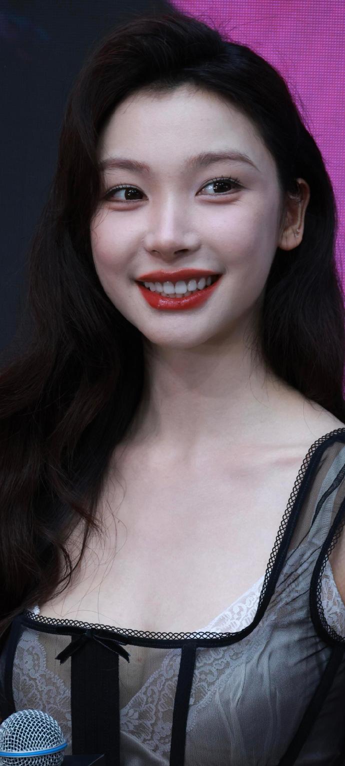 高清原生怼脸拍摄的易梦玲生图_4